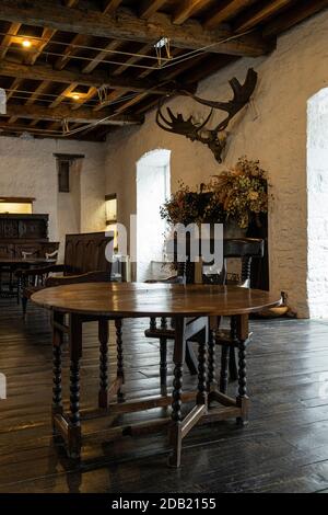 Sala ricevimento principale con caminetti originali, cervi giganti e mobili in legno, Rothe House, Kilkenny, County Kilkenny, Irlanda Foto Stock