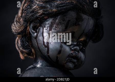 Creepy bloody doll nel buio Foto Stock