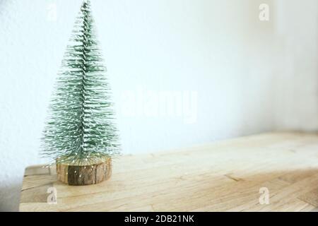 Albero di natale verde su sfondo neutro senza decorazione. Nessuna gente Foto Stock