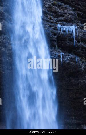 Cascata di Peričnik in inverno. Kransjka Gora, Gorenjska, Parco Nazionale del Triglav, Slovenia, Europa. Foto Stock