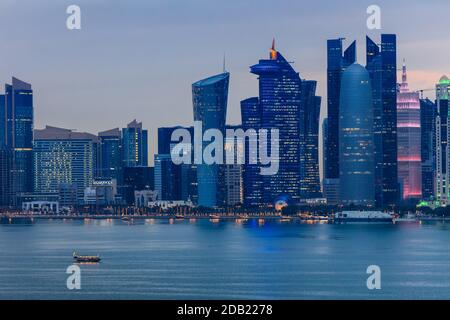 Architettura di Doha di notte. Doha, Ad-Dawhah, Qatar. Foto Stock