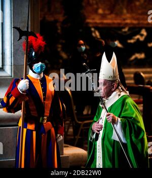 Roma, Italia. 15 novembre 2020. 15 novembre 2020 : Papa Francesco celebra una messa in occasione della Giornata Mondiale dei poveri della Chiesa Cattolica Romana, nella Basilica di San Pietro in Vaticano Credit: Independent Photo Agency/Alamy Live News Foto Stock