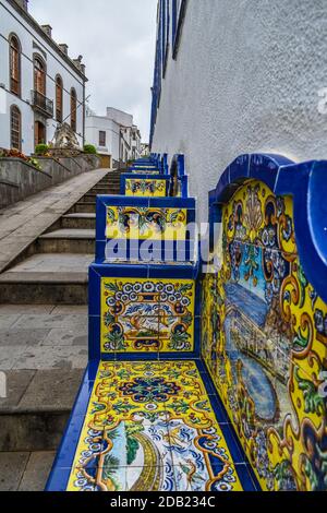 Belle piastrelle decorative sulle pareti nelle vie Firgas, Gran Canaria, Spagna Foto Stock