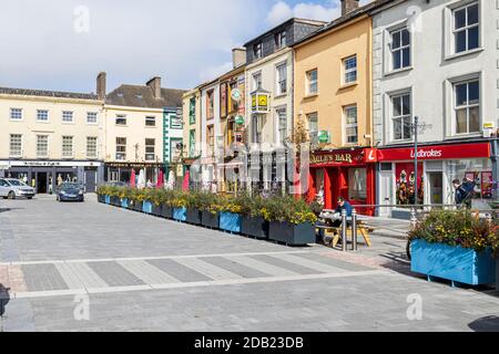 Negozi, bar, pub, caffè e ristoranti intorno a Gratten Square a Dungarvan, County Waterford, Irlanda, Foto Stock