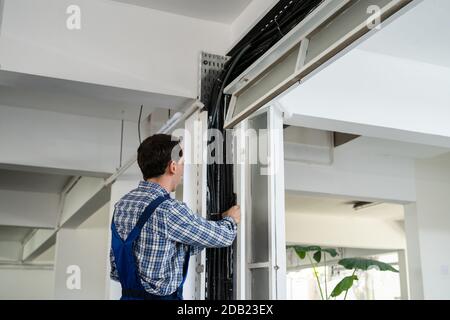 Ritratto Di Maschio Elettricista Installazione Cavi Foto Stock