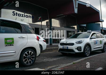 Milano Sesto San Giovanni, Italia. 16 Nov 2020. Milano, Taxi - Corse a 3 euro, tassisti da Sesto San Giovanni, offrono 3 corse contro la crisi del covid-19. Nella foto i taxi fuori dalla stazione ferroviaria di Sesto San Giovanni (Milano - Sesto San Giovanni - 2020-11-16, DAVIDE CANELLA) p.s. la foto e' utilizzabile nel messaggio del contenuto in cui e' stata attaccata, e senza intenzione di diffondatorio del decoro delle persone rappresentate Credit: Independent Photo Agency/Alamy Live News Foto Stock