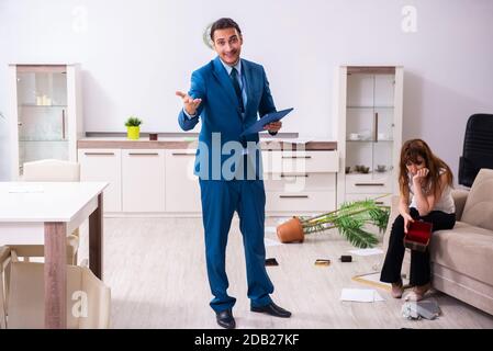 Donna proprietaria e poliziotto in casa concetto Foto Stock