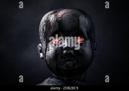 Creepy bloody doll nel buio Foto Stock