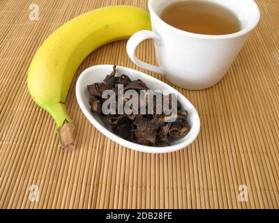 Tè alla buccia di banana, tè di banane biologiche Foto Stock