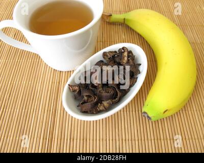 Tè alla buccia di banana, tè di banane biologiche Foto Stock