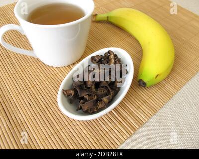 Tè alla buccia di banana, tè di banane biologiche Foto Stock