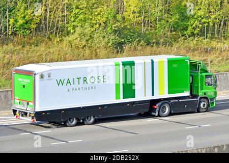 Vista laterale e posteriore Waitrose commercio al dettaglio supermercato fornitura di cibo Consegna di autocarri con consegna in catena con Royal Warrant England UK Road Foto Stock