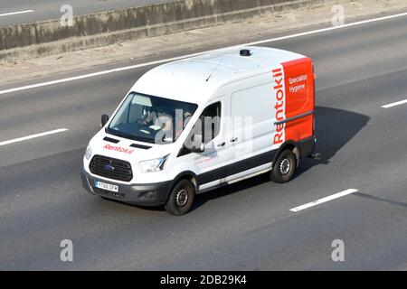 Antenna con vista dall'alto e vista frontale e laterale Di Rentokil Specialist Hygiene servizi business van & driver in viaggio Sull'autostrada Inghilterra UK Foto Stock