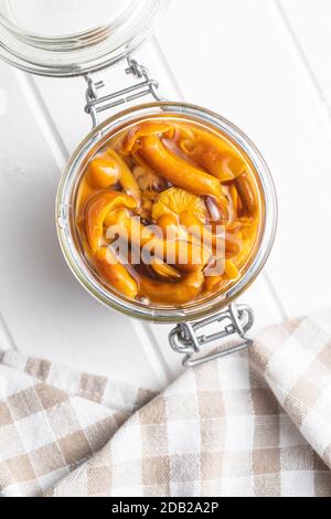 Funghi sottaceto. Funghi marinati in vaso su tavola bianca. Vista dall'alto. Foto Stock