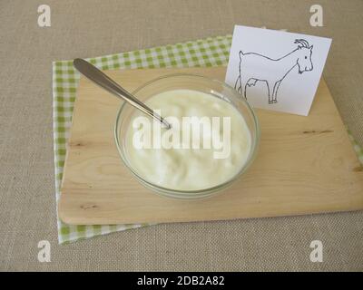 Una ciotola con yogurt di capra fresco dal latte di capra Foto Stock