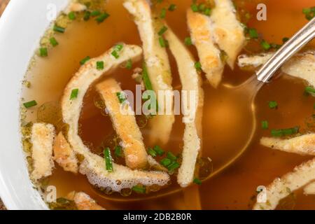 panoramica di una zuppa bavarese di pancake Foto Stock