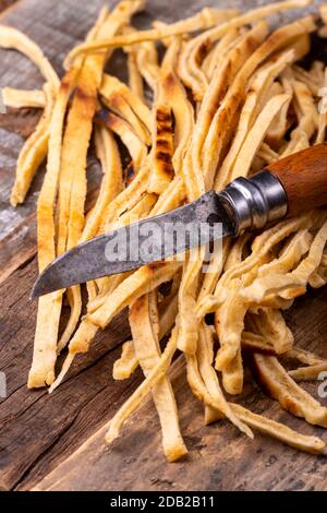 strisce di frittella tagliata a fette su legno Foto Stock