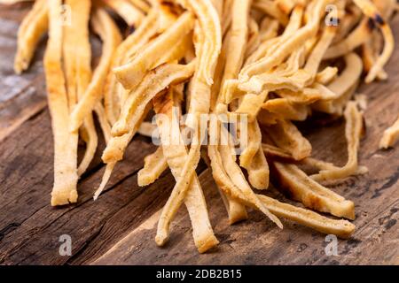 strisce di frittella tagliata a fette su legno Foto Stock