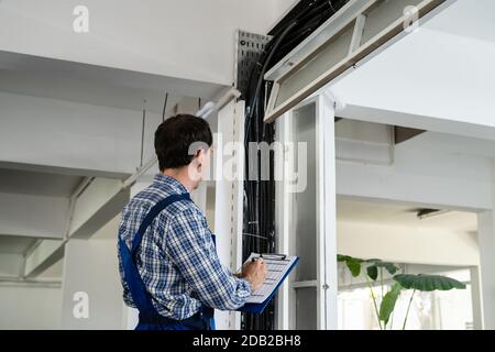 Ritratto Di Maschio Elettricista Installazione Cavi Foto Stock