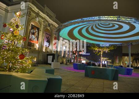 Covid 19: Vienna prima dei 2 hard lockdown Vienna, 13 novembre 2020 MuseumsQuartier Weihaftertsbaum | utilizzo in tutto il mondo Foto Stock