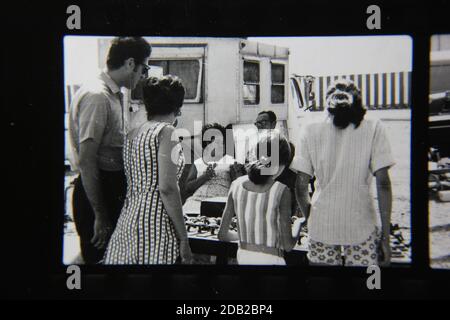 Bella fotografia in bianco e nero degli anni '70 del traffico e il trambusto di un mercato delle pulci all'aperto swaporama. Foto Stock