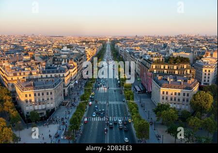 Vista sull'Avenue des Champs Elysees dall'Arco di Trionfo Foto Stock