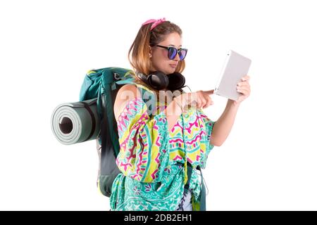 Ragazza escursionista con tablet isolato in bianco, trekking e stile di vita di viaggio concetto Foto Stock