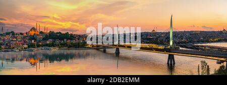 La stazione della metropolitana sul ponte Golden Horn Foto Stock