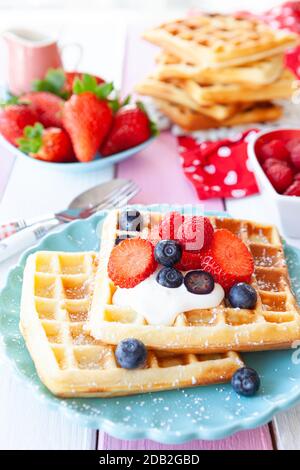 Waffle fatti in casa con panna e frutta fresca Foto Stock
