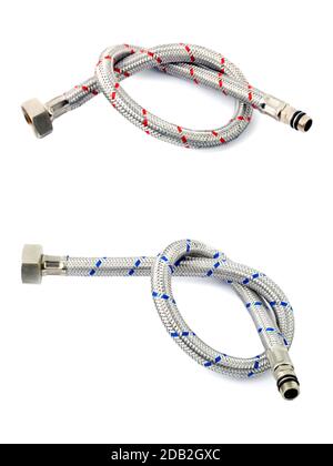 posizionare i tubi flessibili isolati con acqua su sfondo bianco Foto Stock