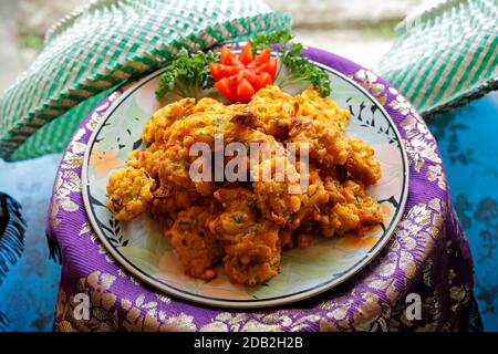 Cibo Indonesia - tradizionali frittelle di mais Balinesi servite su un piatto Foto Stock