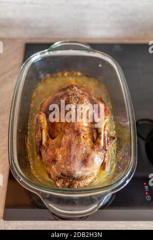 Anatra arrosto fatta in casa in forno. Anatra croccante intero arrosto. Foto Stock