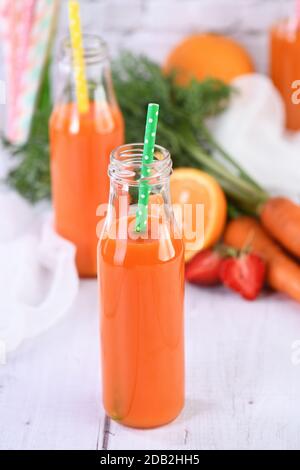 Disintossicare la bevanda. Succo di arancia di fragola di carota appena fatto. Per coloro che controllano la loro salute Foto Stock