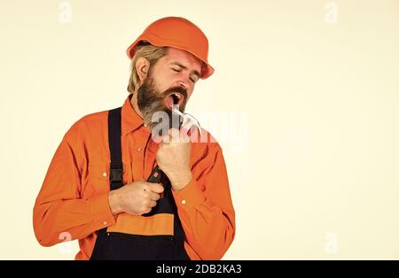 Buon martello. Suggerimenti essenziali per un corretto utilizzo del martello. Requisiti per i progetti. Tetto di riparazione professionale. Lavoro tecnico. Impulso per i cambiamenti. Uomo maturo bearded in uniforme. Ragazzo con martello. Foto Stock