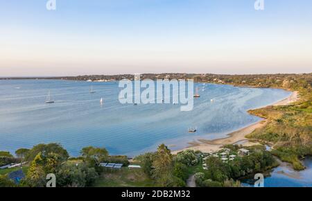 Immagine aerea del lago Montauk e la strada statale 27, Montauk, NY Foto Stock
