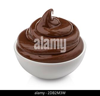 Ciotola di crema di cioccolato isolato su sfondo bianco Foto Stock