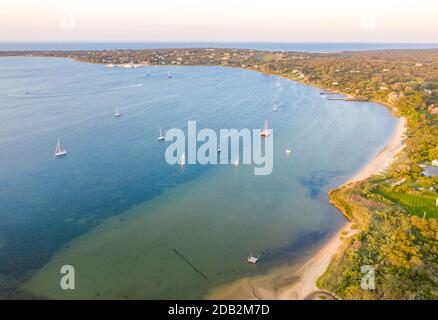Immagine aerea del lago Montauk e la strada statale 27, Montauk, NY Foto Stock