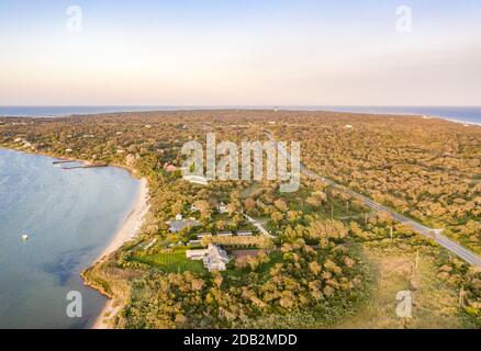 Immagine aerea del lago Montauk e la strada statale 27, Montauk, NY Foto Stock