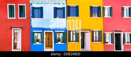 La città più colorata (luoghi) . Villaggio di pescatori di Burano con case dipinte. Isola vicino a Venezia. Viaggi in Italia e luoghi di interesse Foto Stock