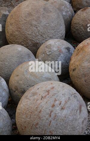 Antiche palle canon fatte di roccia. Foto Stock