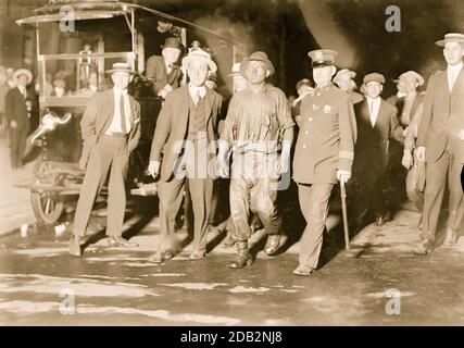 Nell'agosto 1913, tre uomini furono uccisi e altri 62 intrappolati in un tunnel ad Harlem, parte dell'acquedotto di Catskill, quando un incendio iniziò in un negozio di fabbro alla testa del fusto. Era particolarmente pericoloso perché 900 libbre di dinamite sono state immagazzinate nel tunnel. Non c'era luce, aria fresca e molto fumo, ma alla fine gli uomini intrappolati furono salvati. Foto Stock