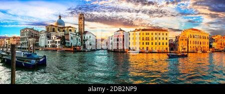 Romantica città di Venezia al tramonto. Canali veneziani. Italia Foto Stock