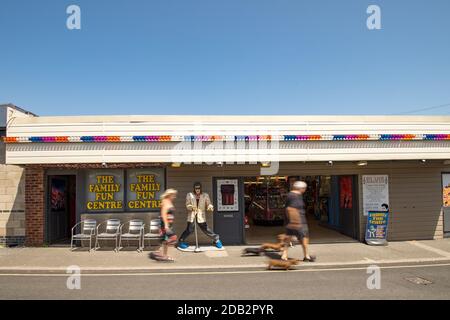 Sala giochi con passanti nel piccolo villaggio di mare di Pagham nel West Sussex, Inghilterra, Regno Unito. Foto Stock