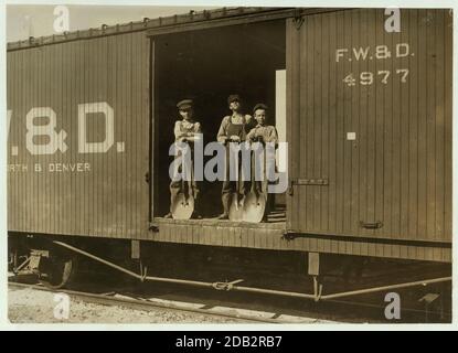 Three Boys Shoveling Zinc ore da Auto a Wagon, vicino Big Bonanza Mine, Aurora, Mo. Il ragazzo più giovane è Robert Nichols, il più grande più vicino è Hobart Crawford. Entrambi vanno a scuola e lavorano il sabato. L'altro ragazzo lavora ogni giorno. Posizione: Aurora, Missouri.. Foto Stock