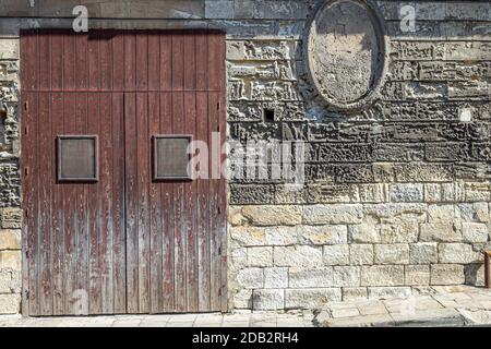 Modica (Sicilia): Antiche porte di palazzi nobiliari storici Foto Stock