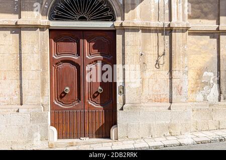 Modica (Sicilia): Antiche porte di palazzi nobiliari storici Foto Stock