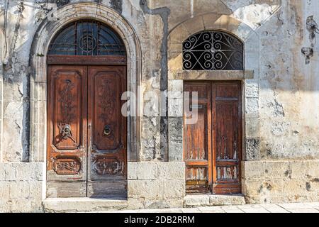 Modica (Sicilia): Antiche porte di palazzi nobiliari storici Foto Stock