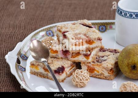 In casa stagionale torta fruttato con crumble Foto Stock
