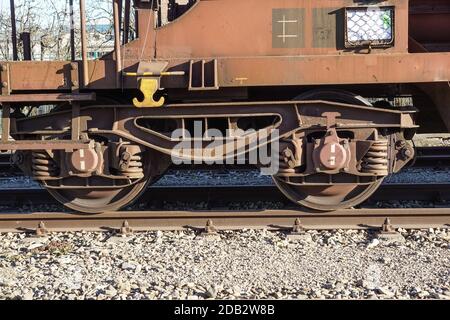 Primo piano per il trasporto ferroviario di merci. Coppia di ruote da un'auto per il trasporto su rotaie Foto Stock