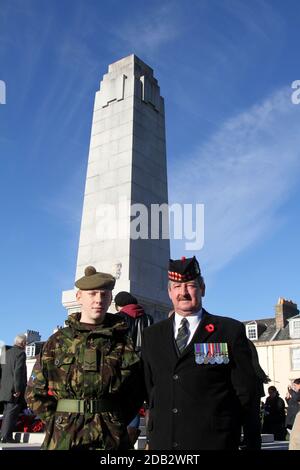 Ayr Remembrance Service, novembre 2013, Ayrshire, Scozia. Nonno e nipote di fronte a Cenotaph Foto Stock